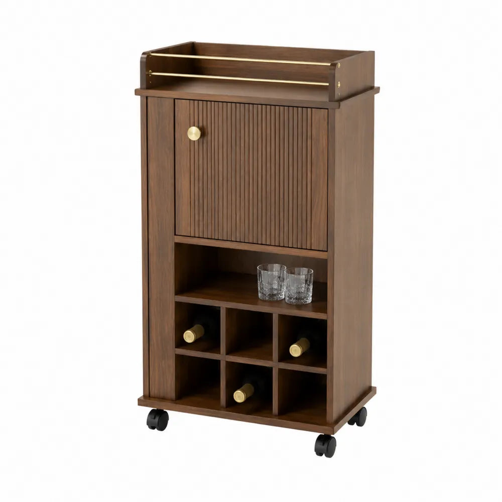 Carrello bar portabottiglie 60 x 40 x 100 cm in MDF effetto noce con anta scanalata ripiani vano bottiglie e ruote